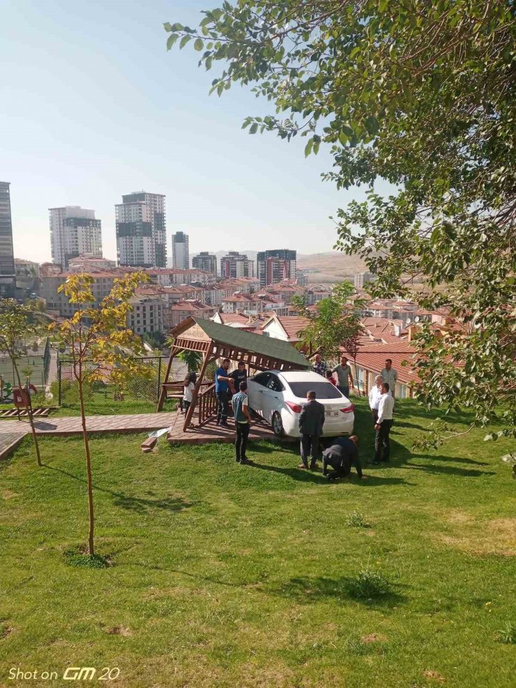 El freni çekilmeyen araç çardağa çarptı: 2 yaralı