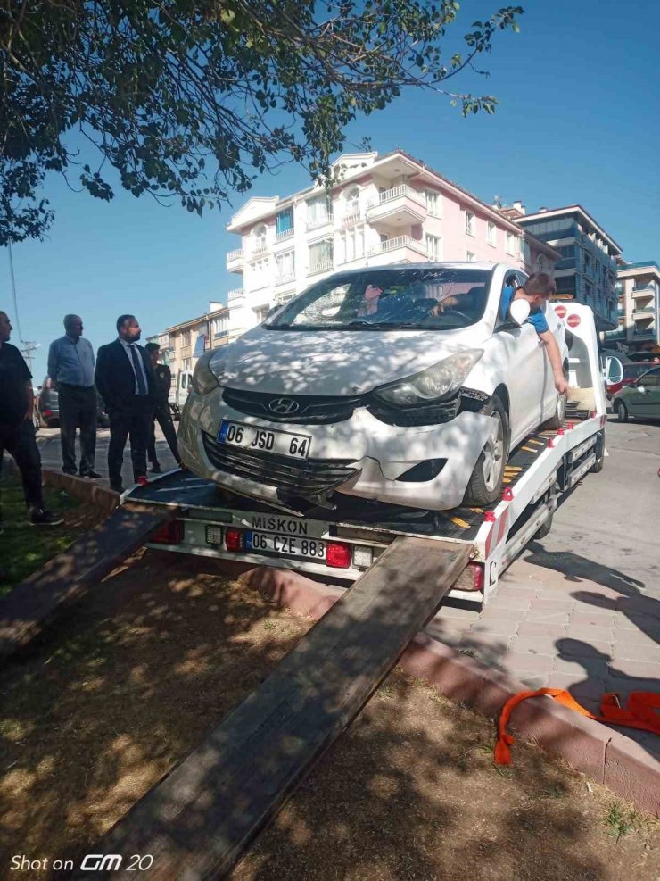 El freni çekilmeyen araç çardağa çarptı: 2 yaralı