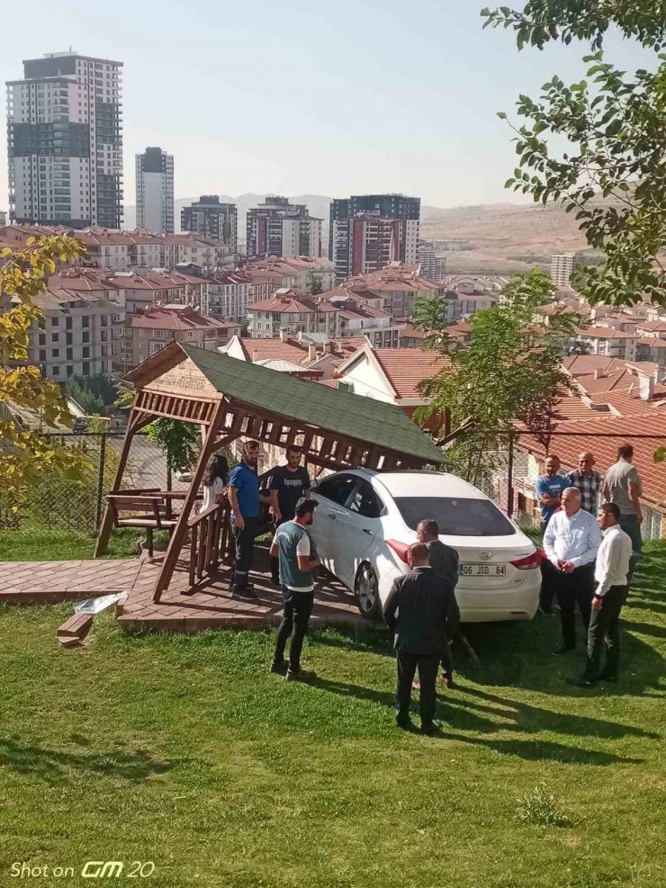 El freni çekilmeyen araç çardağa çarptı: 2 yaralı