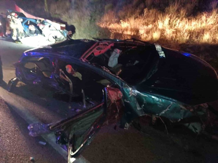 Ankara’da çarpışan iki araç hurdaya döndü: 2 ölü, 6 yaralı