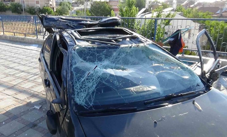 Karaman’da faciadan dönüldü: Otomobil, otobüs durağına çarparak takla attı
