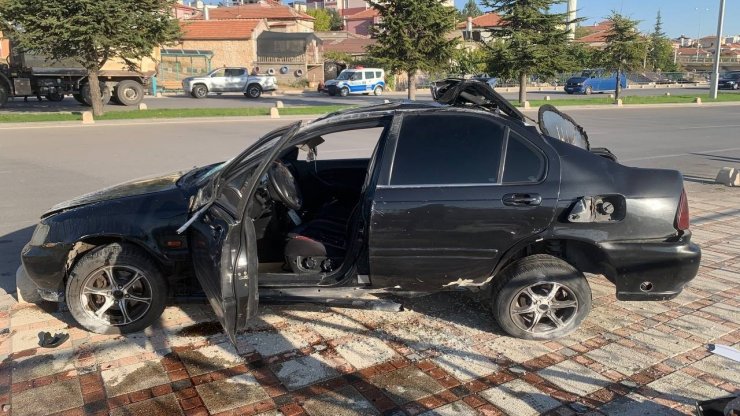 Karaman’da faciadan dönüldü: Otomobil, otobüs durağına çarparak takla attı