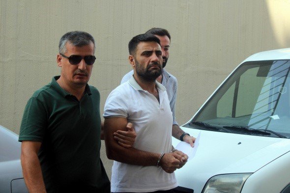 Ünlü sanatçı Metin Işık ve oğlu hakim karşısında