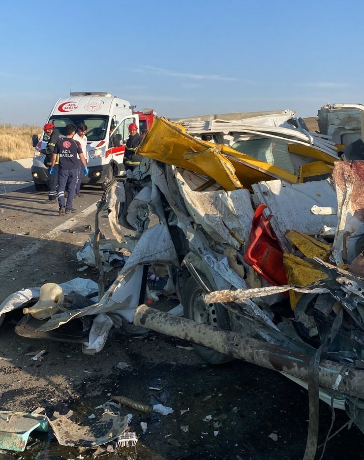 Nevşehir’de hafif ticari araç kamyona arkadan çarptı: 2 ölü