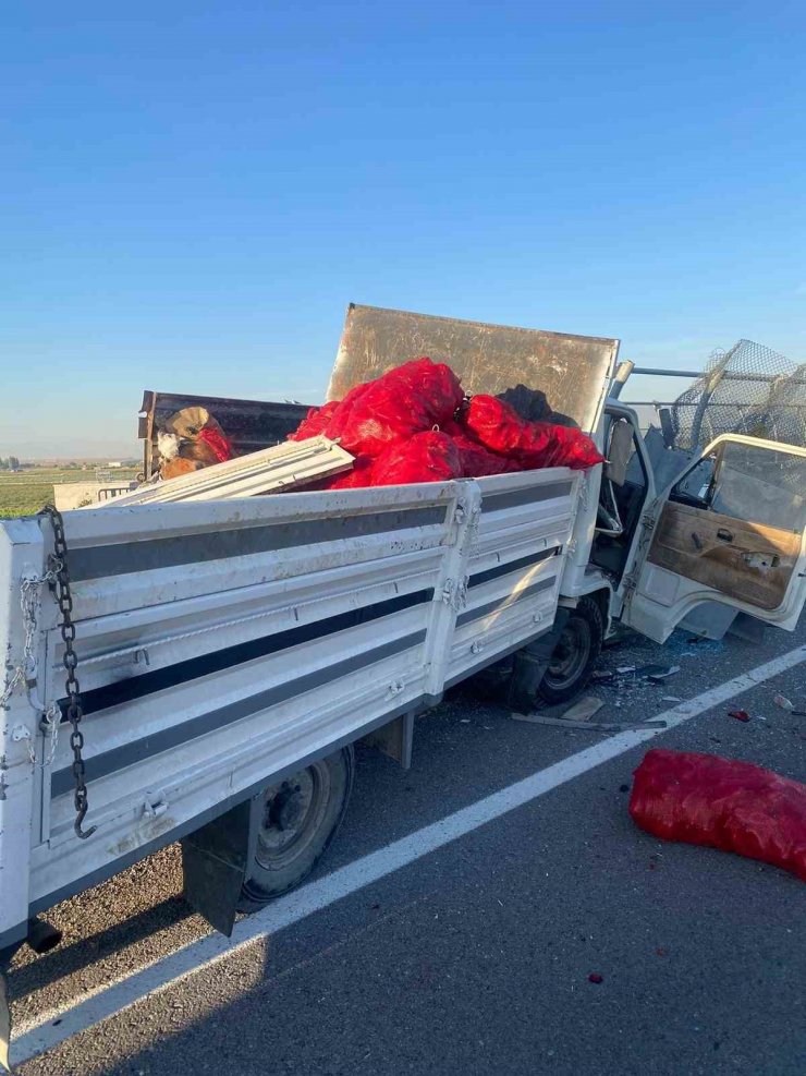 Niğde’de kamyonet bariyerlere çarptı: 1 yaralı