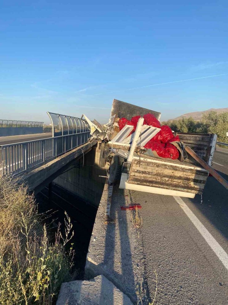 Niğde’de kamyonet bariyerlere çarptı: 1 yaralı