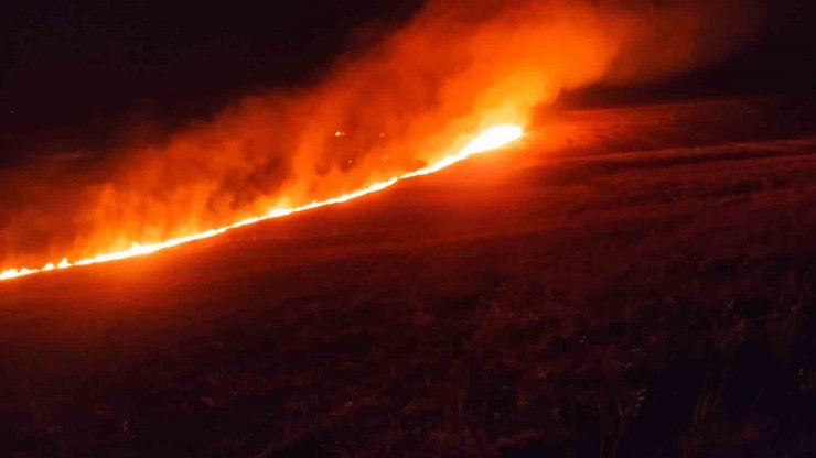 Sivas’ta otluk alanda çıkan yangın büyümeye devam ediyor