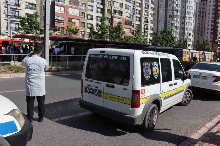Ücretsiz binmek istediği tramvay sonu oldu