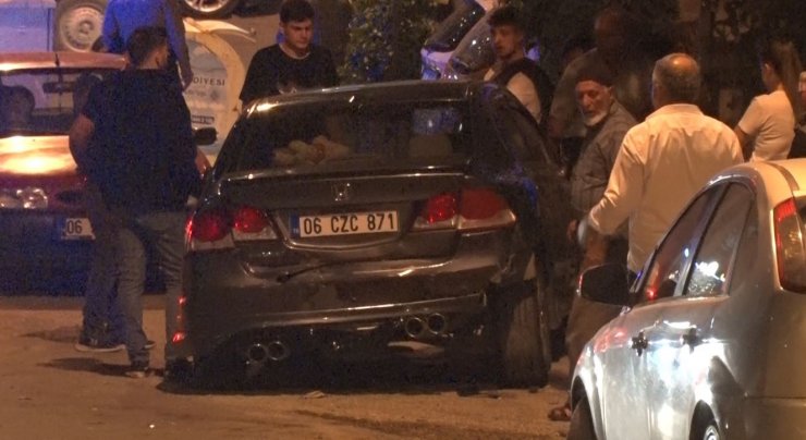 Freni tutmayan iş makinesi park halindeki araçlara çarptı: 2 yaralı
