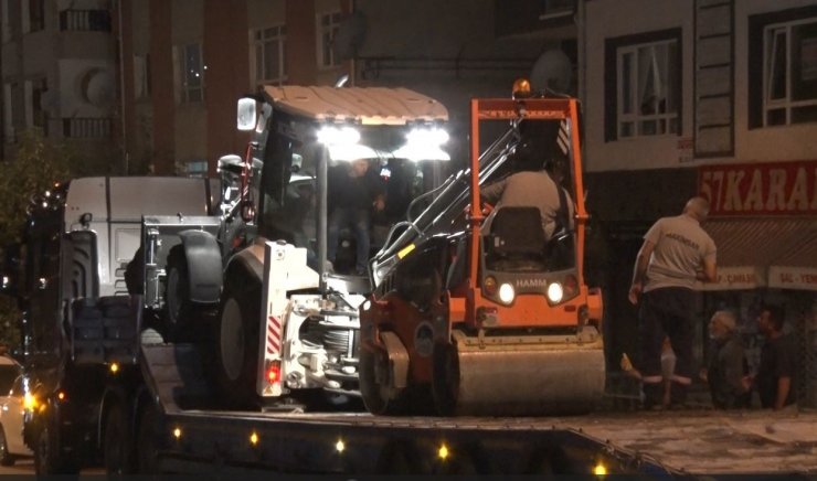 Freni tutmayan iş makinesi park halindeki araçlara çarptı: 2 yaralı