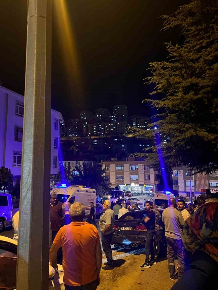 Freni tutmayan iş makinesi park halindeki araçlara çarptı: 2 yaralı