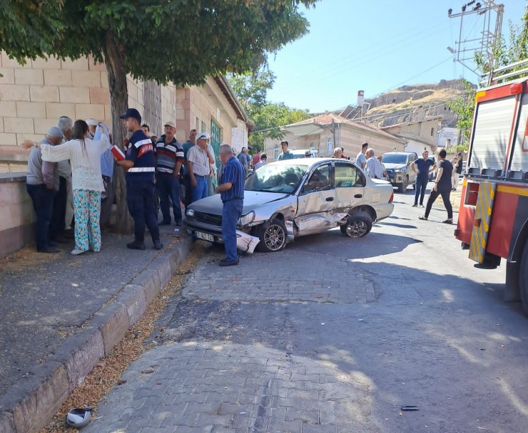 Kontrolü kaybolan minibüs önce araçlara sonra yayalara çarptı: 1 Ölü