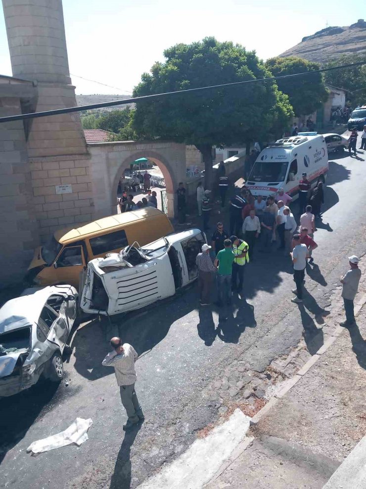 Kontrolü kaybolan minibüs önce araçlara sonra yayalara çarptı: 1 Ölü