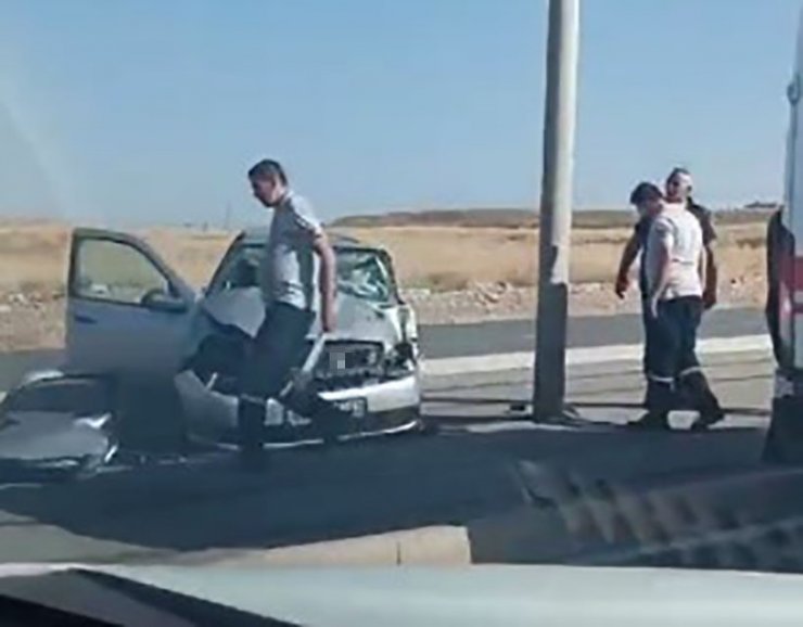 Direksiyon hakimiyetini kaybeden sürücü tramvay yolundaki direğe çarptı