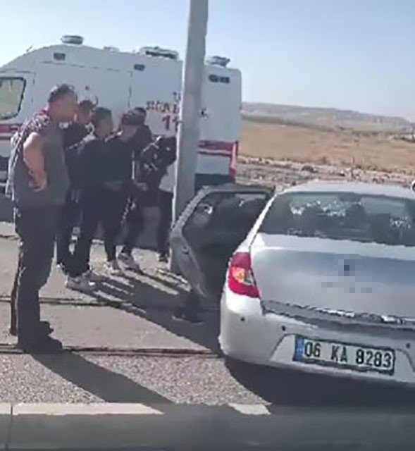 Direksiyon hakimiyetini kaybeden sürücü tramvay yolundaki direğe çarptı