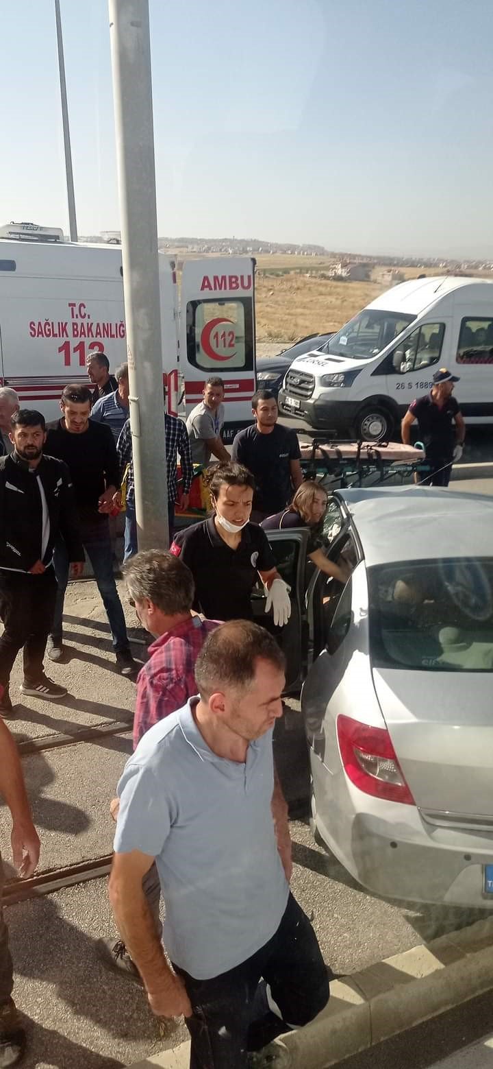 Direksiyon hakimiyetini kaybeden sürücü tramvay yolundaki direğe çarptı