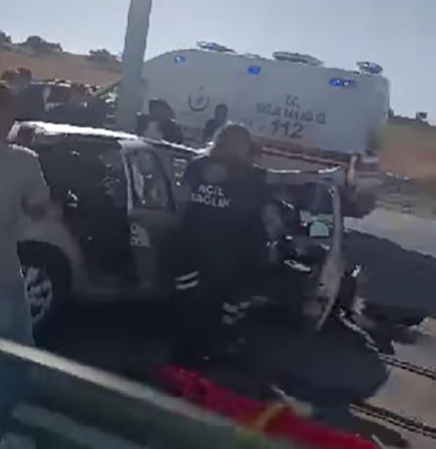 Direksiyon hakimiyetini kaybeden sürücü tramvay yolundaki direğe çarptı
