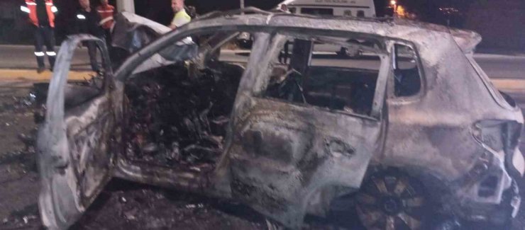 Katener direğine çarparak alev topuna dönen otomobilin sürücüsü ağır yaralandı