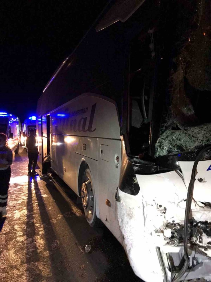 Yolcu otobüsü otomobile çarptı: 2 ölü, 20 yaralı