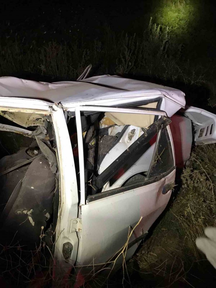 Yolcu otobüsü otomobile çarptı: 2 ölü, 20 yaralı