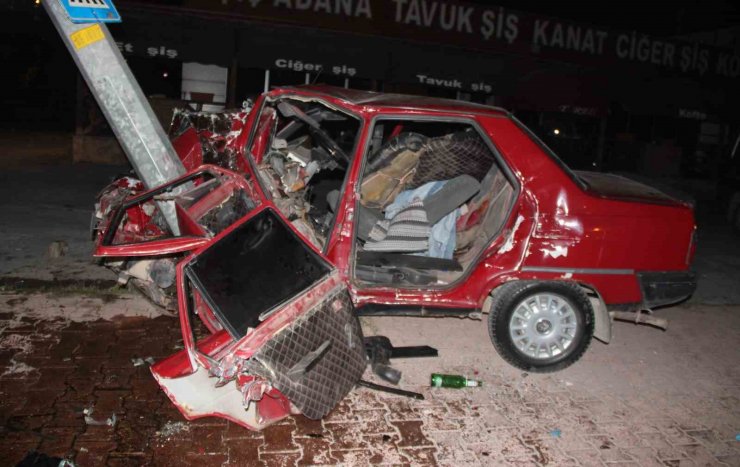 Aydınlatma direğine çarpan otomobil hurdaya döndü