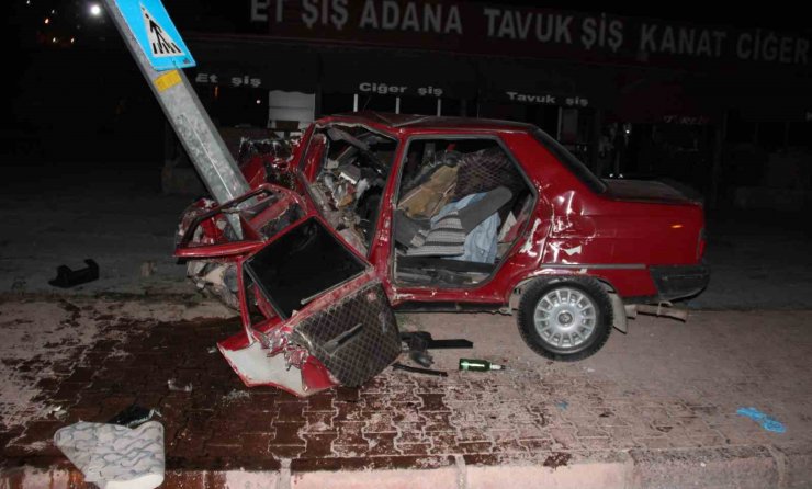 Aydınlatma direğine çarpan otomobil hurdaya döndü