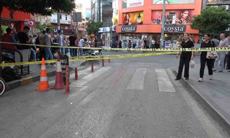Kiremitleri yola fırlattı, çatının kıyısında oturup sigara içti: Vatandaşlar film gibi izledi