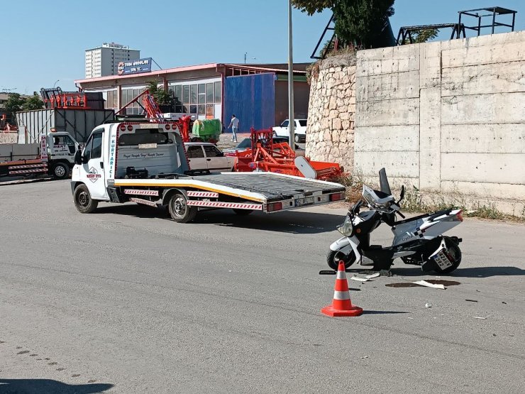 Karaman’da kamyonetle çarpışan motosikletli öğrenci ağır yaralandı
