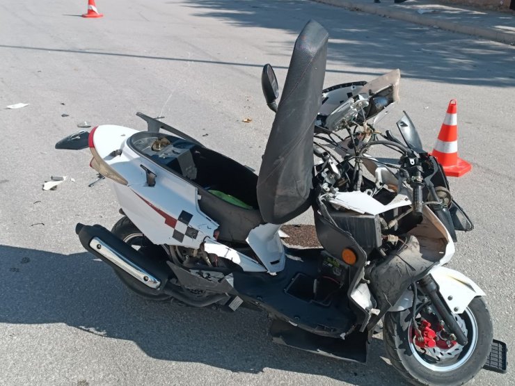Karaman’da kamyonetle çarpışan motosikletli öğrenci ağır yaralandı