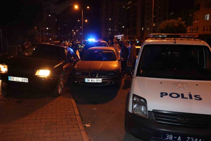 Koca şiddetinden kaçamadı: Araçtan atlamaya çalıştı, silah kabzasıyla darbedildi