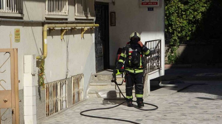 Evde çıkan yangını itfaiye söndürdü