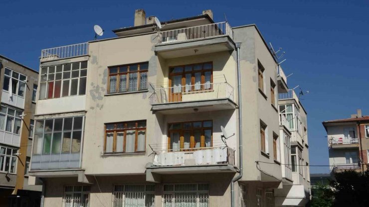Evde çıkan yangını itfaiye söndürdü