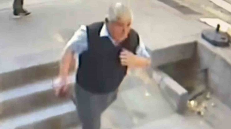 Yaşlı adamın 110 bin lirasını çalan şahıs yakalandı: Kapkaç anı kamerada