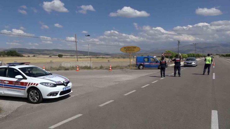 Aksaray’da jandarma ekipleri trafiği helikopterle denetliyor