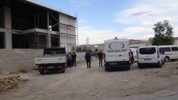 Çatıdan düşen inşaat işçisi hayatını kaybetti