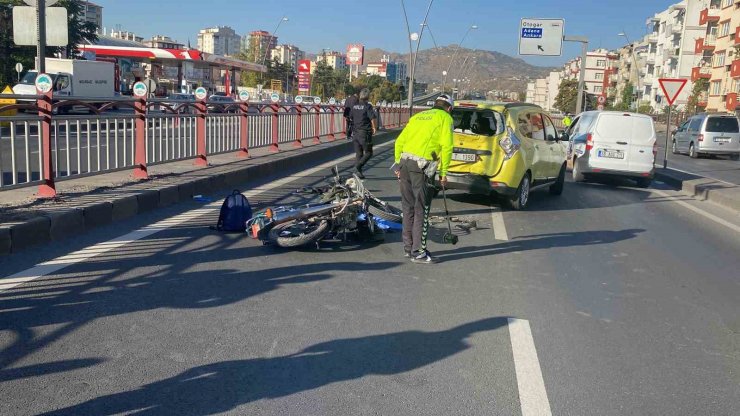 Motosiklet taksiye arkadan çarptı: 1 ölü, 1 ağır yaralı