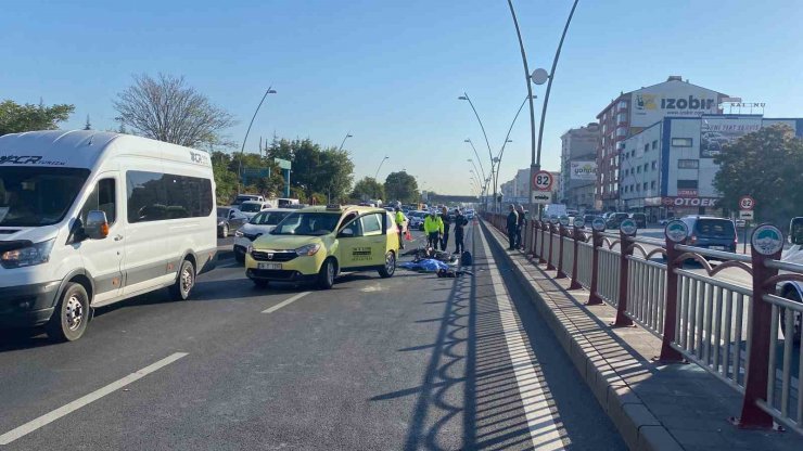 Motosiklet taksiye arkadan çarptı: 1 ölü, 1 ağır yaralı