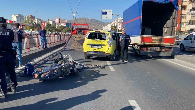 Motosiklet taksiye arkadan çarptı: 1 ölü, 1 ağır yaralı