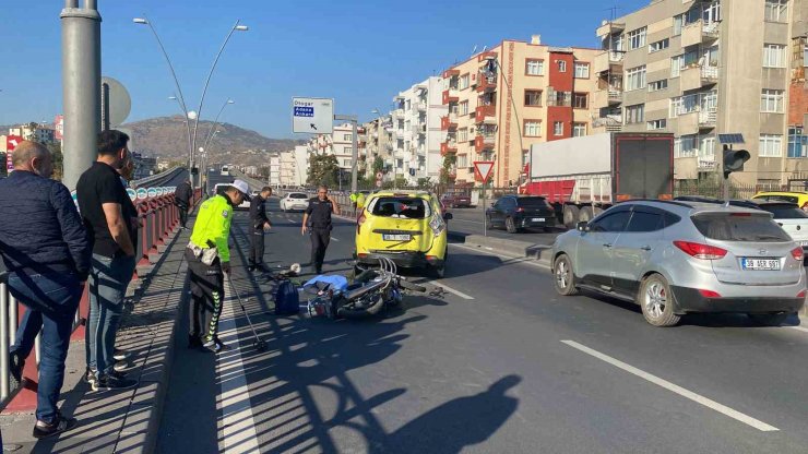 Motosiklet taksiye arkadan çarptı: 1 ölü, 1 ağır yaralı