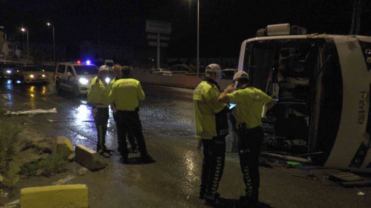 Kayseri’de gece vardiyasına giden işçi servisi devrildi: 6 yaralı