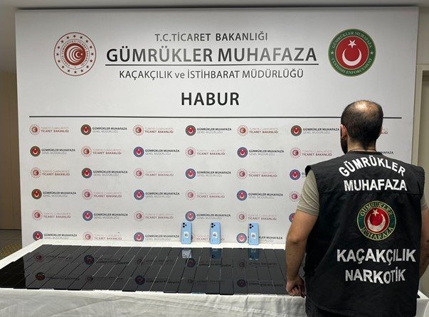 Habur’da piknik tüpü içine saklanan kaçak telefonlar yakalandı