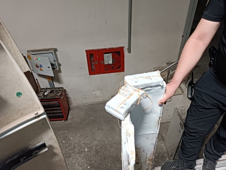 Habur’da piknik tüpü içine saklanan kaçak telefonlar yakalandı