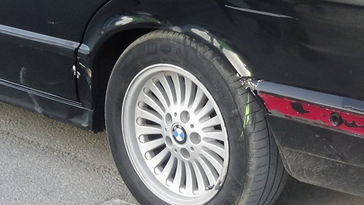 Bisikleti ile otomobile çarpan çocuk yaralandı