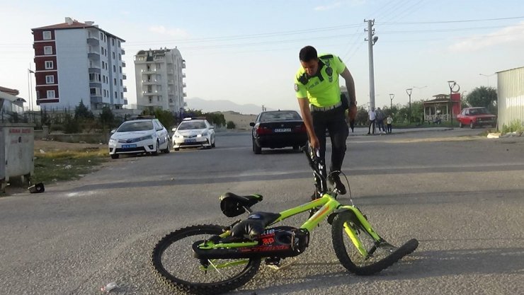 Bisikleti ile otomobile çarpan çocuk yaralandı