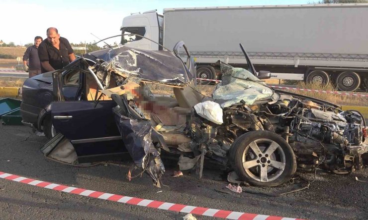 Vince çarpan otomobil hurdaya döndü: 2 ölü, 1 yaralı