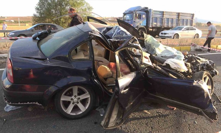 Vince çarpan otomobil hurdaya döndü: 2 ölü, 1 yaralı