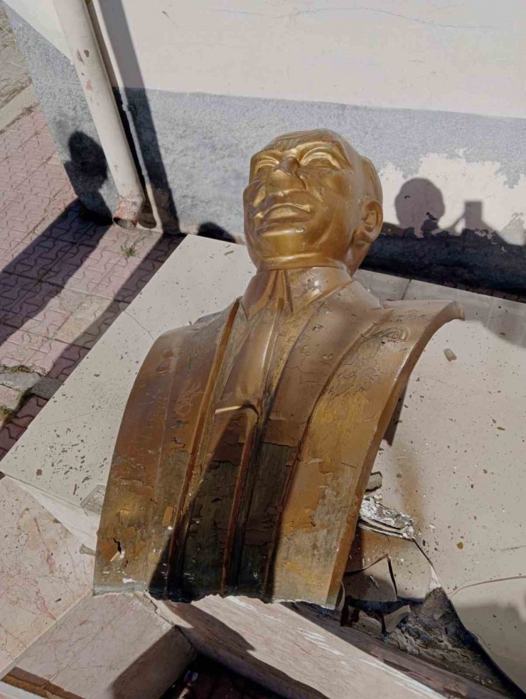 Atatürk büstüne zarar veren 2 şahıs tutuklandı