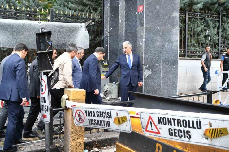Ankara Valisi Şahin, terör saldırısının meydana geldiği olay yerinde incelemelerde bulundu
