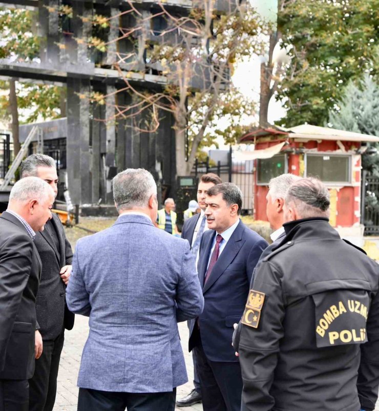 Ankara Valisi Şahin, terör saldırısının meydana geldiği olay yerinde incelemelerde bulundu