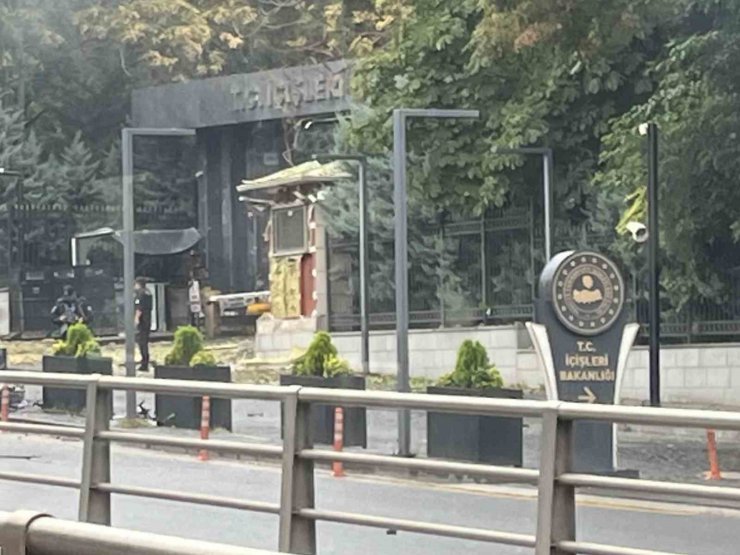 İçişleri Bakanlığı önündeki patlamada yaralanan 2 polisin tedavisi sürüyor